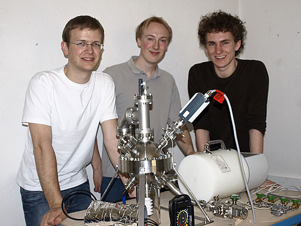 Max Bigelmayr, Magnus Anselm, Sebastian Glasl vor Fusionsreaktor ( IEC- Fusor )   