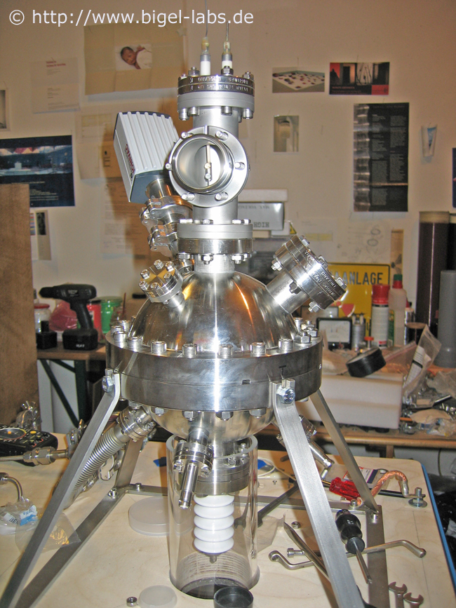 Vakuumkammer mit Hochspannungsdurchf&uuml;hrung