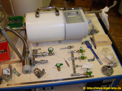 Gaspult, im Hintergrund Neutronendetektor